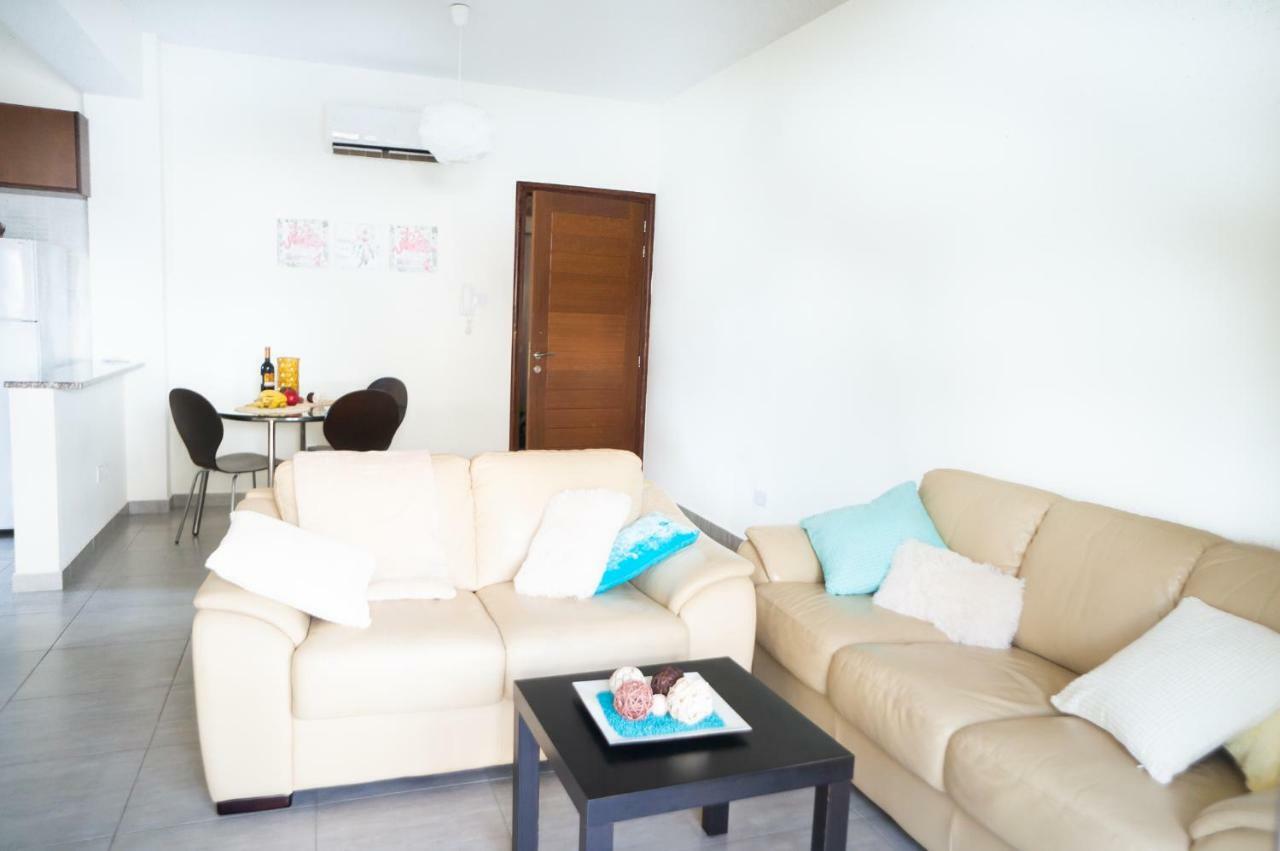 Sun Julz Apartments On The Beach Paphos Exterior foto